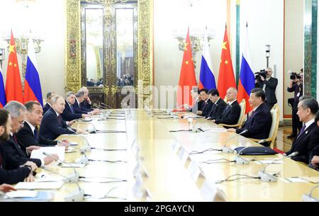 Moskau, Russland. 21. März 2023. Der chinesische Präsident Xi Jinping und der russische Präsident Wladimir Putin führen am 21. März 2023 im Kreml in Moskau, Russland, Gespräche mit kleinen Gruppen. XI führte am Dienstag Gespräche mit Putin in Moskau. Kredit: Ju Peng/Xinhua/Alamy Live News Stockfoto