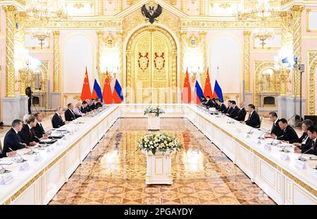 Moskau, Russland. 21. März 2023. Der chinesische Präsident Xi Jinping und der russische Präsident Wladimir Putin führen am 21. März 2023 im Kreml in Moskau, Russland, große Gruppengespräche. XI führte am Dienstag Gespräche mit Putin in Moskau. Kredit: Shen Hong/Xinhua/Alamy Live News Stockfoto