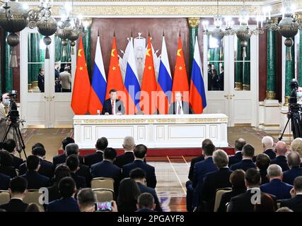 Moskau, Russland. 21. März 2023. Der chinesische Präsident Xi Jinping und der russische Präsident Wladimir Putin treffen nach ihren Gesprächen im Kreml in Moskau, Russland, am 21. März 2023 gemeinsam mit der Presse zusammen. XI führte am Dienstag Gespräche mit Putin in Moskau. Kredit: Shen Hong/Xinhua/Alamy Live News Stockfoto