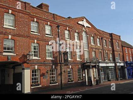 The Kings Arms and Royal Hotel, historische Schilder und Beleuchtungskörper, 22-25, High Street, Godalming, Surrey, ENGLAND, GROSSBRITANNIEN, GU7 1EB Stockfoto