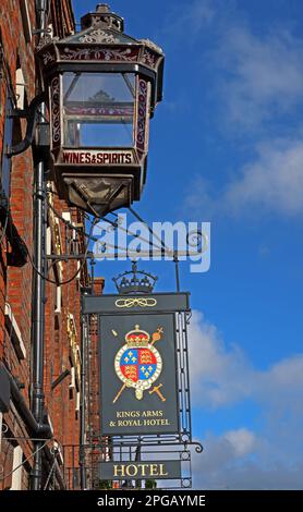 The Kings Arms and Royal Hotel, historische Schilder und Beleuchtungskörper, 22-25, High Street, Godalming, Surrey, ENGLAND, GROSSBRITANNIEN, GU7 1EB Stockfoto