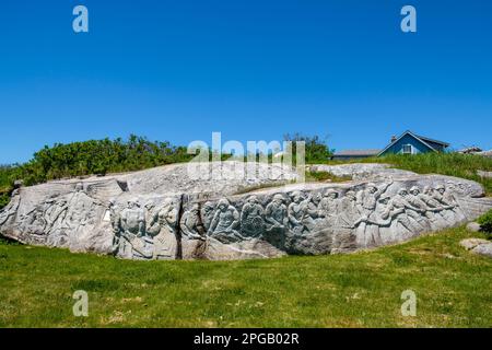 Fishermen's Monument des Künstlers William E. deGarthe, geformt in einem Felsvorsprung, Peggy's Cove Fishermen's Village, Nova Scotia, Kanada Stockfoto