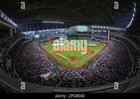 Miami, Usa. 21. März 2023. Fans füllen das Stadion für das World Baseball Classic Final zwischen den USA und Japan in Miami, Florida, Dienstag, 21. März 2023. Foto: Aaron Josefczyk/UPI Credit: UPI/Alamy Live News Stockfoto