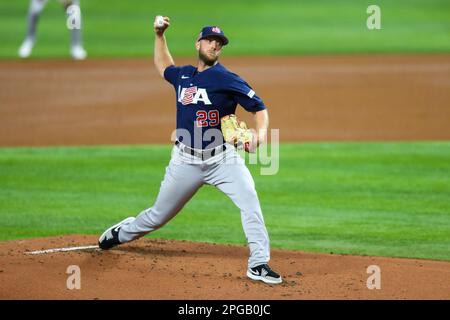 Miami, Usa. 21. März 2023. Merrill Kelly aus den USA beliefert Japan während der ersten Inning des World Baseball Classic Final in Miami, Florida, Dienstag, 21. März 2023. Foto: Aaron Josefczyk/UPI Credit: UPI/Alamy Live News Stockfoto