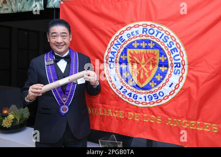 West Hollywood, Kalifornien, USA. 19. März 2023. Der Fernsehmoderator Joey Zhou hält eine U-Bahn mit einem Zertifikat im Inneren bei der Einführungszeremonie in Los Angeles und Beverly Hills Bailliage im Boxwood Restaurant im London West Hollywood Hotel in West Hollywood, Kalifornien. Kredit: Sheri Determan Stockfoto