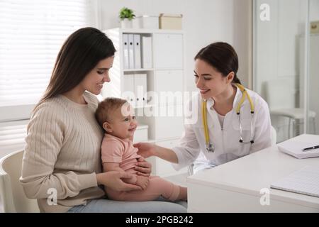 Mutter mit ihrem süßen Baby, die Kinderärztin in der Klinik besucht Stockfoto