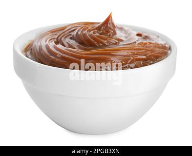 Schüssel mit schmackhafter, auf weiß isolierter, abgekochter Kondensmilch Stockfoto