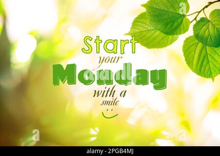 Motivierendes Zitat Beginnen Sie Ihren Montag mit einem Lächeln und grünen Blättern auf unscharfem Hintergrund. Bokeh-Effekt Stockfoto