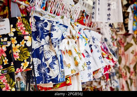 Hawaiian Print Kindershirts im Maunakea Marketplace in Chinatown, Honolulu, Hawaii Stockfoto