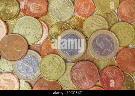 Nahaufnahme einer Gruppe gestapelter Euro-Münzen Stockfoto