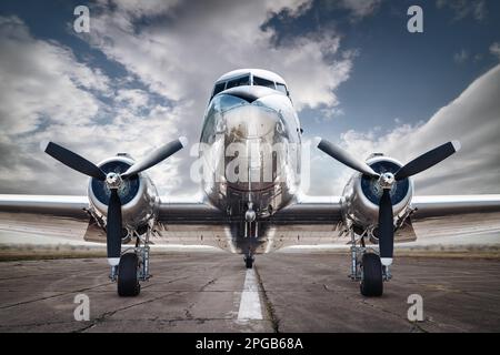 Historische Flugzeuge auf einer Start-und Landebahn bereit Stockfoto