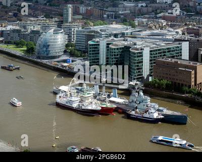 HMS Belfast und andere Boote vertäut an der Themse Stockfoto