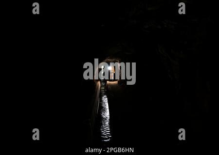 Wanderer in einem Tunnel in Levada do Moinho, Ponta do Sol, Madeira, Portugal Stockfoto