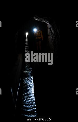 Wanderer in einem Tunnel in Levada do Moinho, Ponta do Sol, Madeira, Portugal Stockfoto