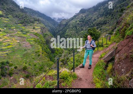 Wanderer auf Levada do Moinho, Ponta do Sol, Madeira, Portugal Stockfoto