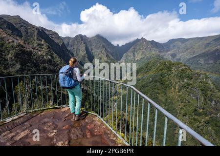 Wandern Sie am Miradouro dos Balcoes Aussichtspunkt, Ribeira da Metade Gebirgstal und die zentralen Berge, Madeira, Portugal Stockfoto