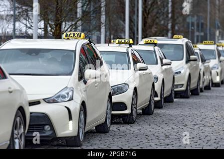 Viele Taxis stehen Schlange, warten in der Schlange am Taxistand, Messe, München, Oberbayern, Bayern, Deutschland Stockfoto