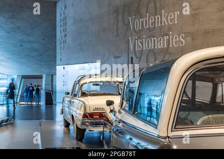 Mercedes-Benz 220 S (1964) mit Sicherheitskörper und Knautschzone. Schwanzflosse im Vordergrund des Mercedes-Benz 300-Messwagens. Eindeutige Probe des Stockfoto