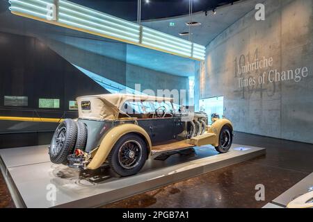 Zeiten des Wandels (1914-1945). Mercedes-Museum, Stuttgarts Meistbesuchtes Museum ist Teil der Mercedes-Benz-Welt in Untertuerkheim und mit seiner Stockfoto