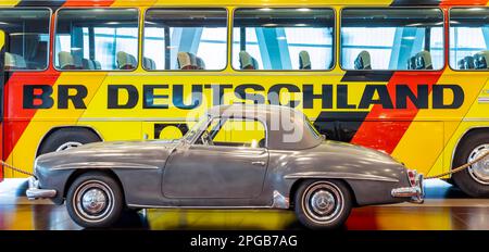 Mercedes-Benz 190 SL (1959) des NASA-Astronauten David Randolph Scott, Mercedes-Benz 0 302 Team Coach, Teambus der deutschen Nationalmannschaft bei der 1974 Stockfoto