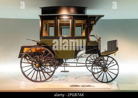 Benz Omnibus (1895), Mercedes Museum, Stuttgarts Meistbesuchtes Museum ist Teil der Mercedes-Benz Welt in Untertuerkheim und mit seinen Fahrzeugen und Stockfoto