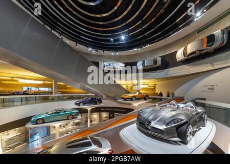 Mercedes-Museum, Stuttgarts Meistbesuchtes Museum ist Teil der Mercedes-Benz-Welt in Untertuerkheim und mit seinen Fahrzeugen und Oldtimer-Rückrufaktionen Stockfoto