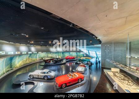 Mercedes-Museum, Stuttgarts Meistbesuchtes Museum ist Teil der Mercedes-Benz-Welt in Untertuerkheim und mit seinen Fahrzeugen und Oldtimer-Rückrufaktionen Stockfoto