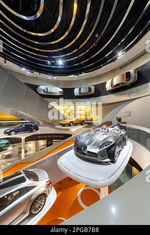 Mercedes-Museum, Stuttgarts Meistbesuchtes Museum ist Teil der Mercedes-Benz-Welt in Untertuerkheim und mit seinen Fahrzeugen und Oldtimer-Rückrufaktionen Stockfoto