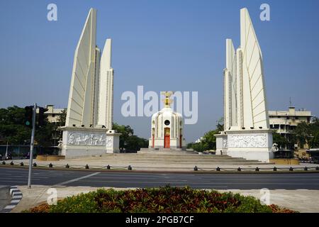 Demokratie Memorial, Anusawari Prachathippata, Thanon Ratchadamnoen Klang, Ratchadamnoen Klang Boulevard, Bangkok, Thailand Stockfoto