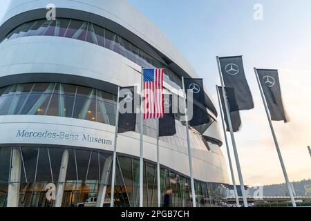 Die amerikanische Flagge fliegt vor dem Mercedes-Museum, Mercedes-Benz Group AG, Stuttgart, Baden-Württemberg, Deutschland Stockfoto