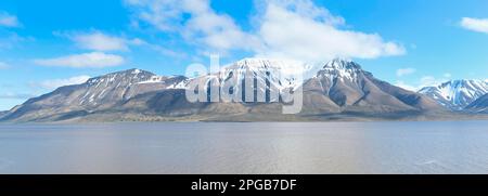 Isfjord und schneebedeckte Berge, Longyearbyen, Insel Spitsbergen, Svalbard-Archipel, Norwegen Stockfoto