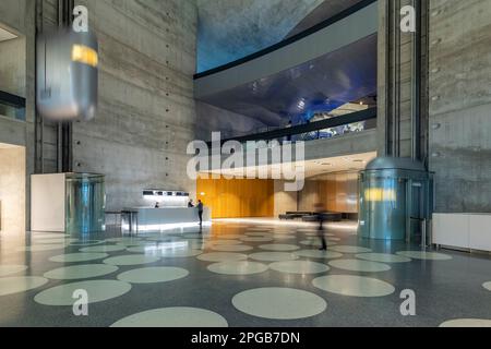 Foyer mit futuristischen Aufzügen. Das Mercedes-Museum, Stuttgarts Meistbesuchtes Museum, ist Teil der Mercedes-Benz-Welt in Untertuerkheim und erinnert uns daran Stockfoto