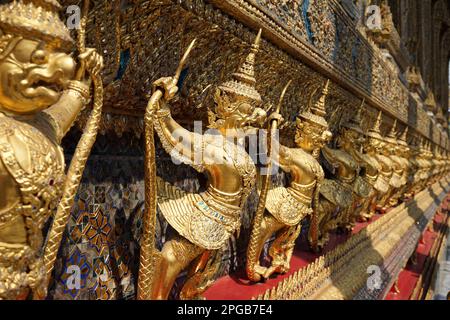 Garuda und Nagas außerhalb von Ubosot, Wat Phra Kaeo, Tempel des Smaragd-Buddha, Wat Phra Pyrausta (Motte) (Rattana) Satsadaram, Tempel des Königs Stockfoto