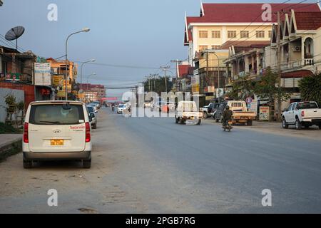 Hauptstraße von Phonsavan, Morgenatmosphäre, Phonsavan, Xieng Khouang, Provinz Xieng Khuoang, Laos Stockfoto