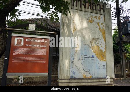 Kilometre Zero of the National Highway ist das Democracy Monument auf der Ratchadamnoen Avenue, die 0 km lange Markierung, Ratchadamnoen Avenue, Thanon Stockfoto