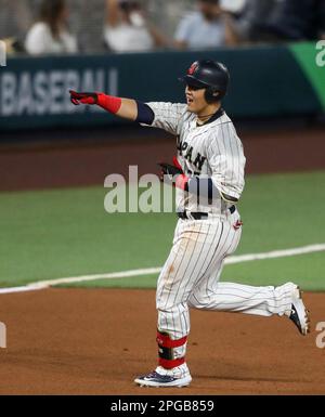 Miami, Usa. 21. März 2023. Japanische Kazuma Okamoto (25) rundet die Basen nach dem Homerun gegen den US-Pitcher Kyle Freeland (24) während des vierten Inning des World Baseball Classic Final zwischen den Vereinigten Staaten und Japan in Miami, Florida, Dienstag, 21. März 2023. Foto: Aaron Josefczyk/UPI Credit: UPI/Alamy Live News Stockfoto