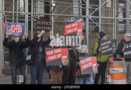 NEW YORK, NEW YORK. – 21. März 2023: Demonstrantenkundgebung in der Nähe der Staatsanwaltschaft von Manhattan. Stockfoto