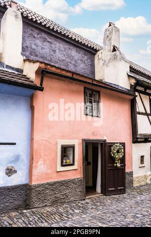 Houes im Goldenen Gässchen, einer berühmten, winzigen Straße in der Prager Burg. Stockfoto