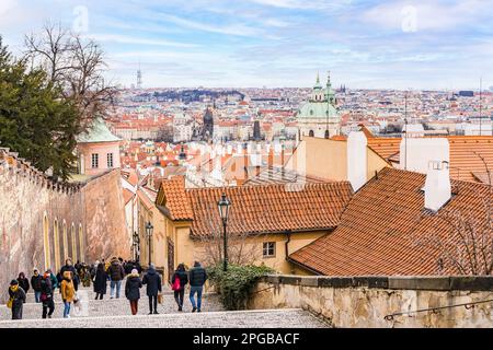 Prag, Tschechische Republik - 23. Februar 2023: Menschen, die die Treppe hinuntergehen zum Mala Strana Bezirk, Prag, Tschechische Republik Stockfoto