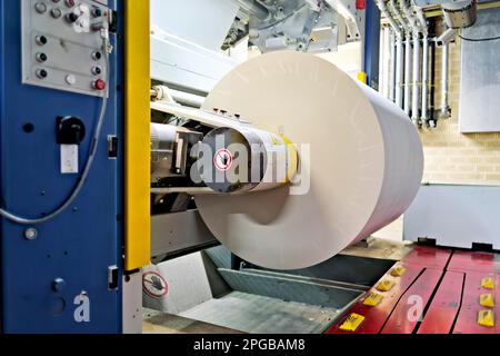 Großdruckerei: Papierzufuhr zur Rollenoffsetdruckmaschine. Stuttgart, Baden-Württemberg, Deutschland Stockfoto