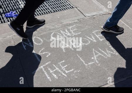 NEW YORK, NY – 21. März 2023: In der Nähe des Manhattan Criminal Courthouse wird eine kreierte Nachricht gesehen. Stockfoto