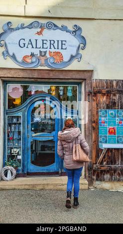 Prag, Tschechische Republik - 23. Februar 2023: Eine Frau vor einem Geschäft in Mala Strana, Prag Stockfoto