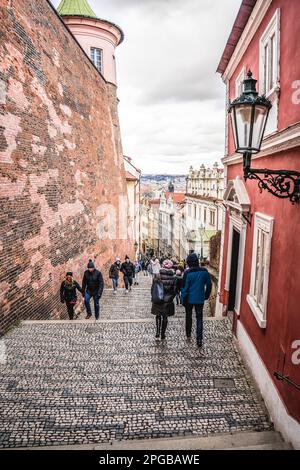 Prag, Tschechische Republik - 23. Februar 2023: Menschen, die die Treppe hinuntergehen zum Mala Strana Bezirk, Prag, Tschechische Republik Stockfoto