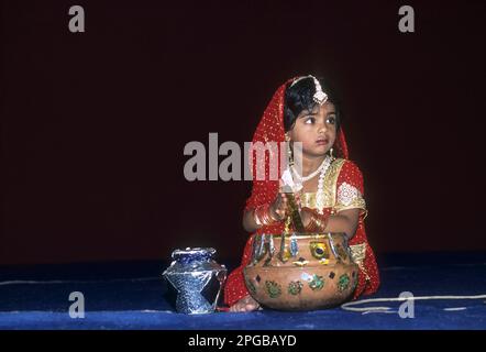 Ein Mädchen in Kostümen bei einem religiösen Festival von Krishna Janmashtami, Coimbatore, Tamil Nadu, Indien Stockfoto