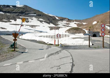 Passieren Sie die Straße zum Col du Galibier, Galibier Tunneleingang, Tunnel in Galibier, Tour de France, Pass Open, Route des Grandes Alpes, Haute Provence, Frankreich Stockfoto