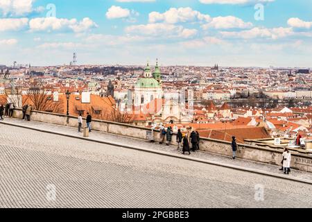 Prag, Tschechische Republik - 23. Februar 2023: Dachblick über Mala Strana und die Skyline der Stadt, Prag, Tschechische Republik Stockfoto