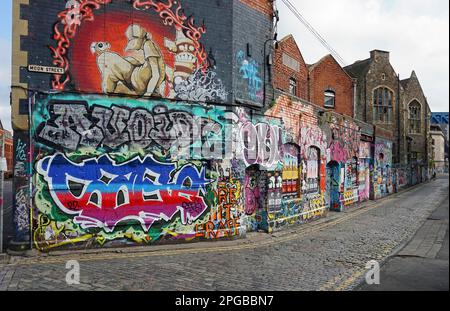 Hausfassaden mit Straßenkunst, Bristol, England, Großbritannien Stockfoto