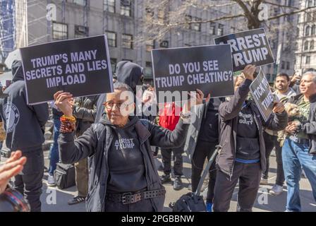 NEW YORK, NEW YORK. – 21. März 2023: Demonstranten und andere versammeln sich in der Nähe des Strafgerichts von Manhattan. Stockfoto