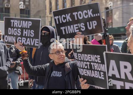 NEW YORK, NEW YORK. – 21. März 2023: Demonstranten und andere versammeln sich in der Nähe des Strafgerichts von Manhattan. Stockfoto
