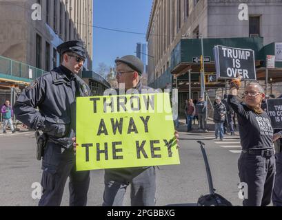 NEW YORK, NEW YORK. – 21. März 2023: Ein New Yorker Polizist wird mit Demonstranten in der Nähe des Strafgerichts von Manhattan gesehen. Stockfoto